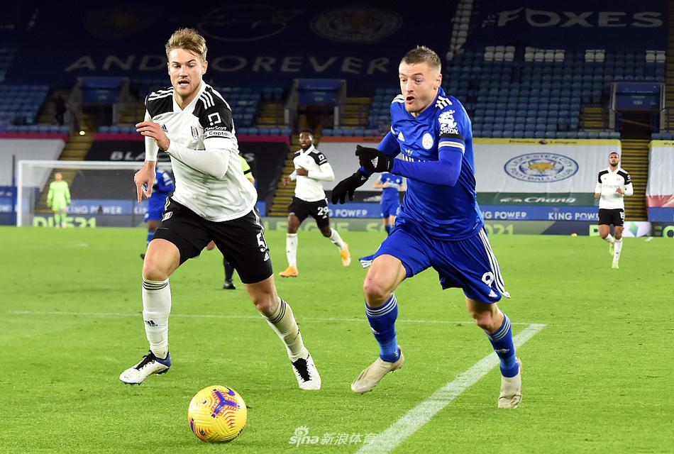 富勒姆门将阿雷奥拉在最后时刻高高跃起，稳稳摘下高空球，力保球门不失，是球队爆冷获胜的关键功臣之一。