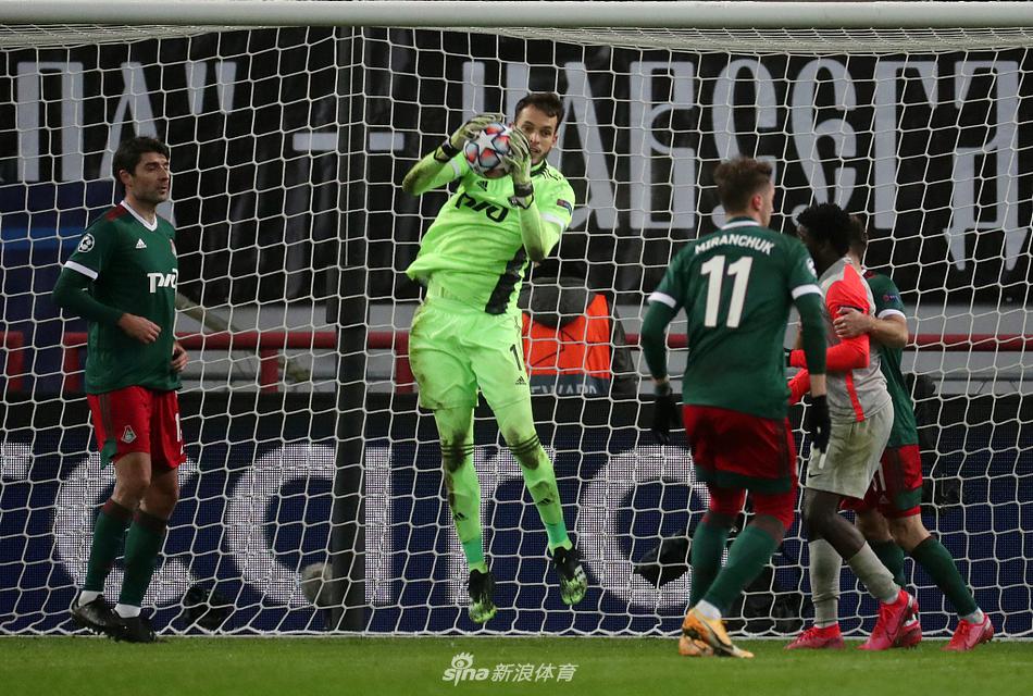 莫斯科火车头队的米兰丘克主罚点球瞬间，他神情专注，目光如炬，脚下的皮球承载着全队最后的希望，即将飞向球门死角。