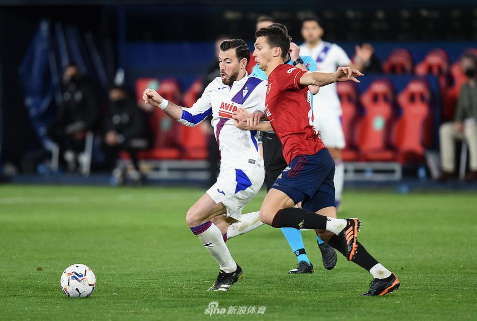 奥萨苏纳前锋布迪米尔在人群中高高跃起，以一记势大力沉的头球考验着埃瓦尔门将，他全场不知疲倦的奔跑只为等待那最终的致命一击。