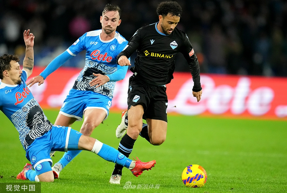 赛前，一座全新的迭戈·马拉多纳雕像在球场内揭幕，雕像底座围绕着鲜花，在聚光灯下显得格外庄严肃穆，仿佛在守护着这片他曾征服过的球场。