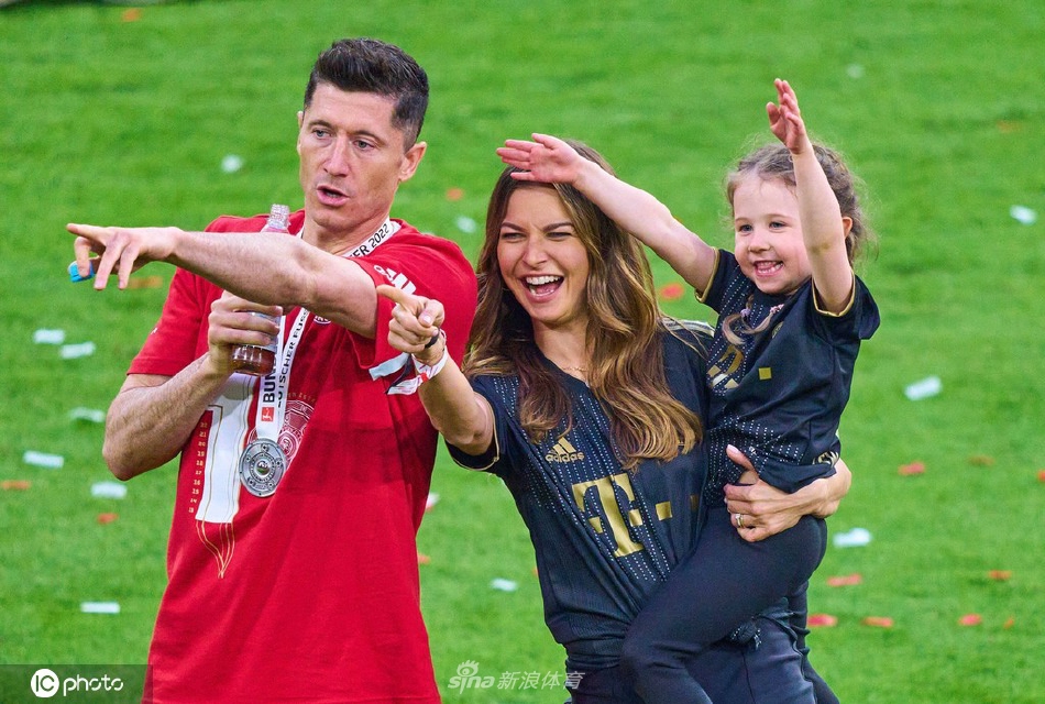 莱万全家福于冠军领奖台上，全家簇拥着奖盘绽放幸福笑容，定格赛季最完美的终点