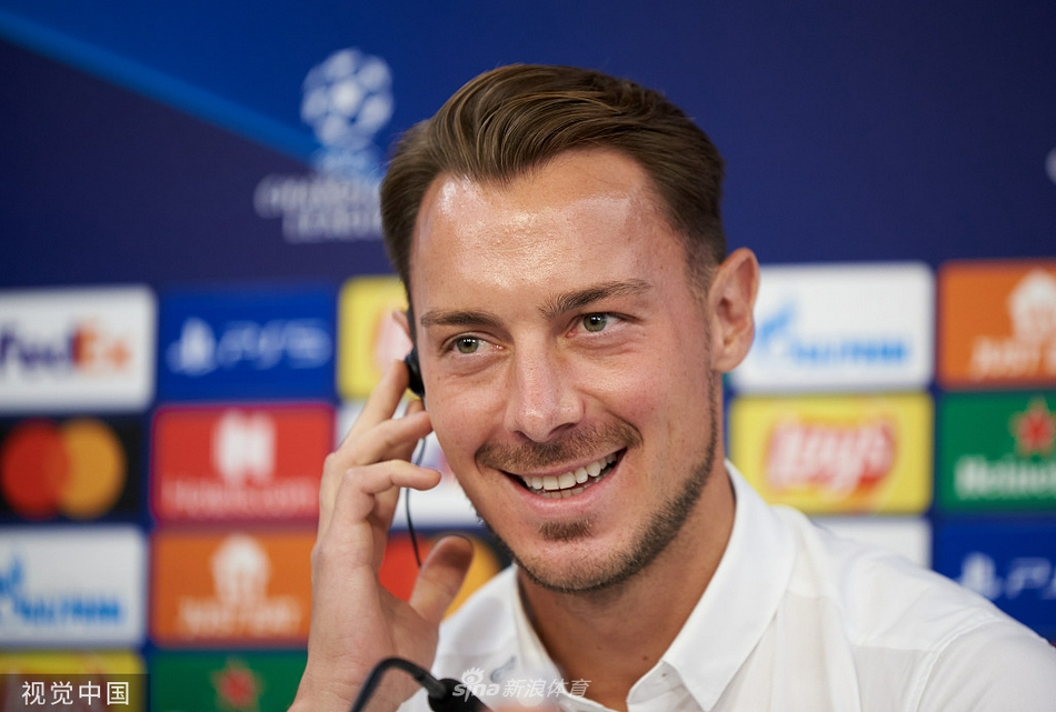 在西班牙的阳光下，萨尔茨堡红牛的球员们正在进行高强度的分组对抗，皮球在草皮上飞速滚动，每一名球员的跑位都充满了电光火石般的灵感，仿佛要将积蓄已久的能量全部释放在明日的欧冠赛场上。