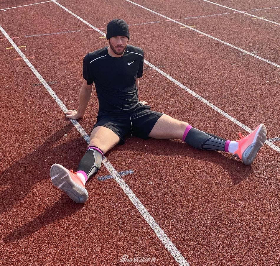 科巴姆训练基地的全景图，多块标准训练场上分布着正在进行不同科目训练的切尔西球员，远处的蓝天白云和近处的绿茵相映成趣，构成一幅井然有序又充满生机的备战画卷。