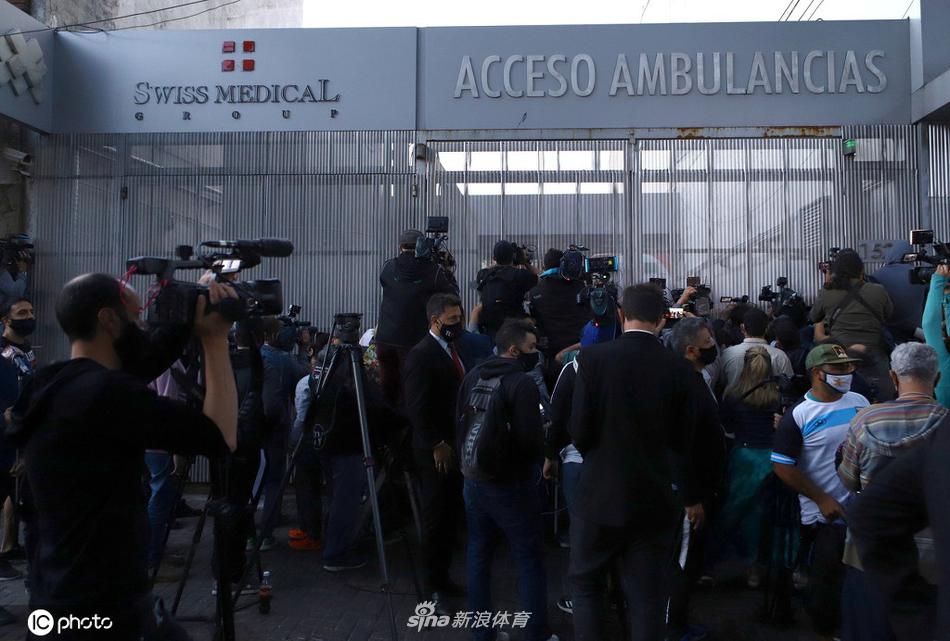 医院门口人山人海，数不清的球迷高举着手机，屏幕的亮光汇聚成一片星海，上面写着“加油，迭戈”的字样，照亮了医院的夜空。