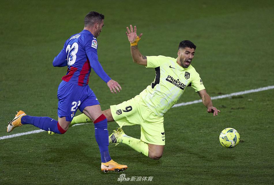 进球后的德米特罗维奇挥拳怒吼，激情庆祝，他的身边是同样兴奋的队友，这一刻他不仅是球队的最后一道防线，更是打破僵局的英雄。