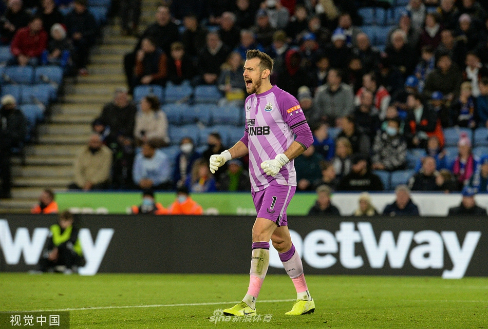 莱斯特城众将围拢在一起庆祝进球，团队协作的喜悦与坚定溢于言表，展现了强大的凝聚力。