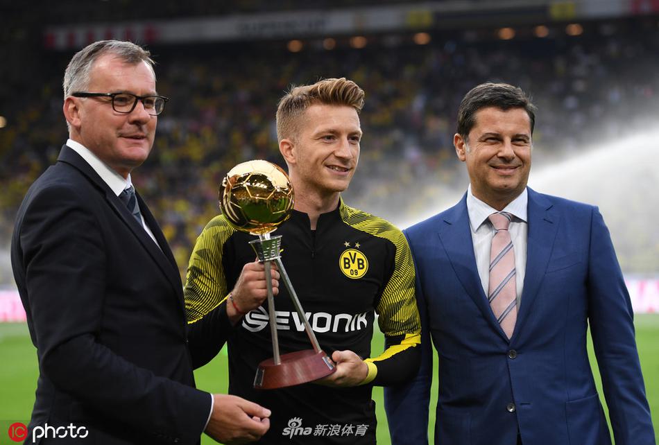 赛前热身，罗伊斯神情专注地控球，眼神中透露出对即将开始的国家德比大战的渴望与杀气。