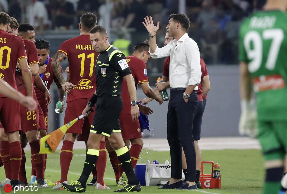 赛后的丰塞卡独自站在场边片刻，目光扫过刚刚结束战斗的绿茵，仿佛在复盘着比赛中的每一个细节，灯光在他身上投下长长的影子。