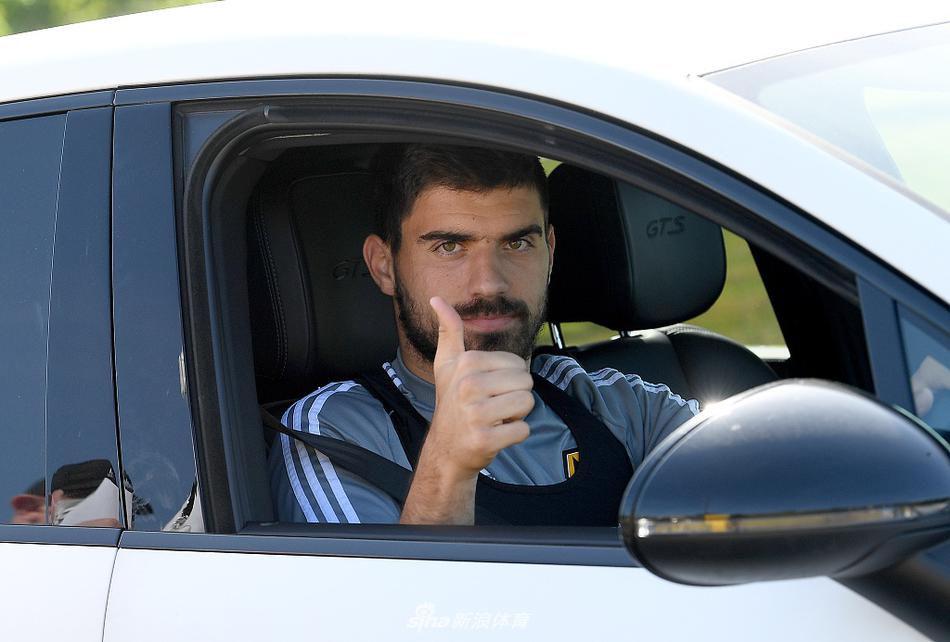 希门尼斯眼神如炬，墨西哥射手在停摆期身形保持得近乎完美，每一次射门练习都像是为了宣泄对比赛重燃的渴望。