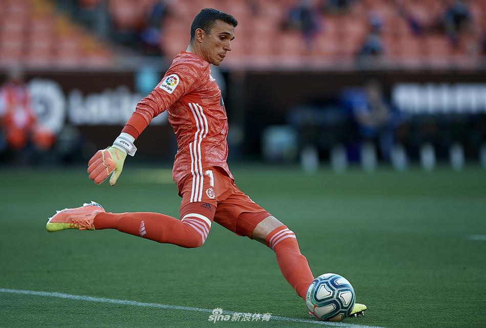 巴拉多利德球员维克多·加西亚进球后振臂狂奔，脸上洋溢着难以置信的喜悦，他的队友们试图追上他，共同庆祝这粒宝贵的客场扳平球