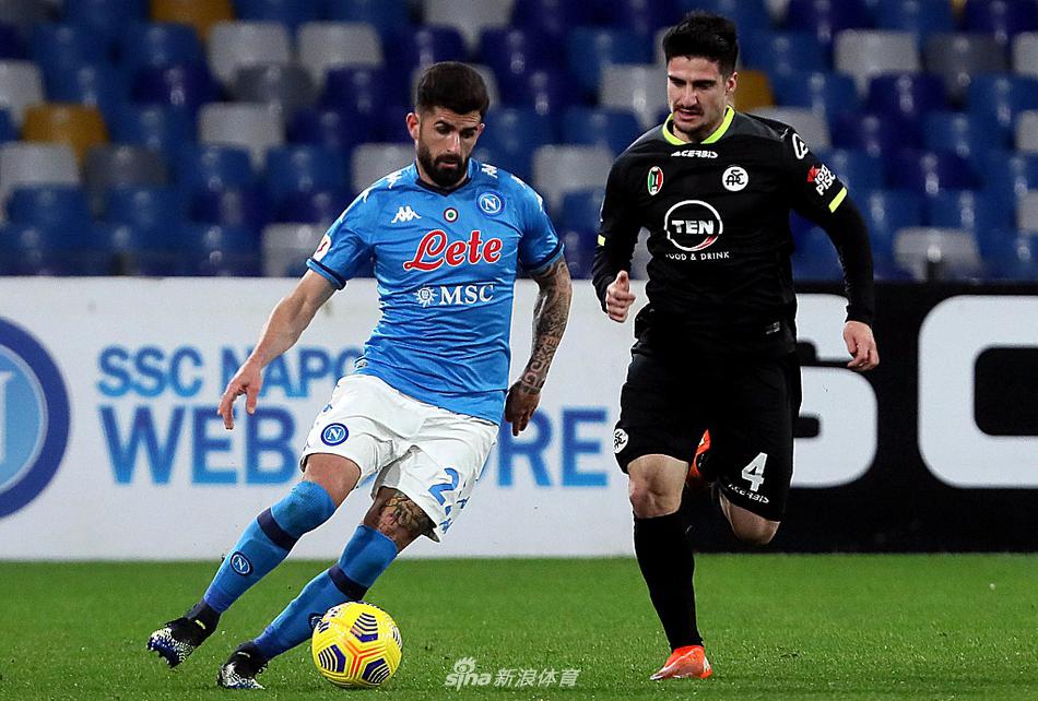 🎉 埃尔马斯挑射破门瞬间，皮球越过门将的十指关，他的这次精彩终结为上半场的完美演出画上了惊叹号！