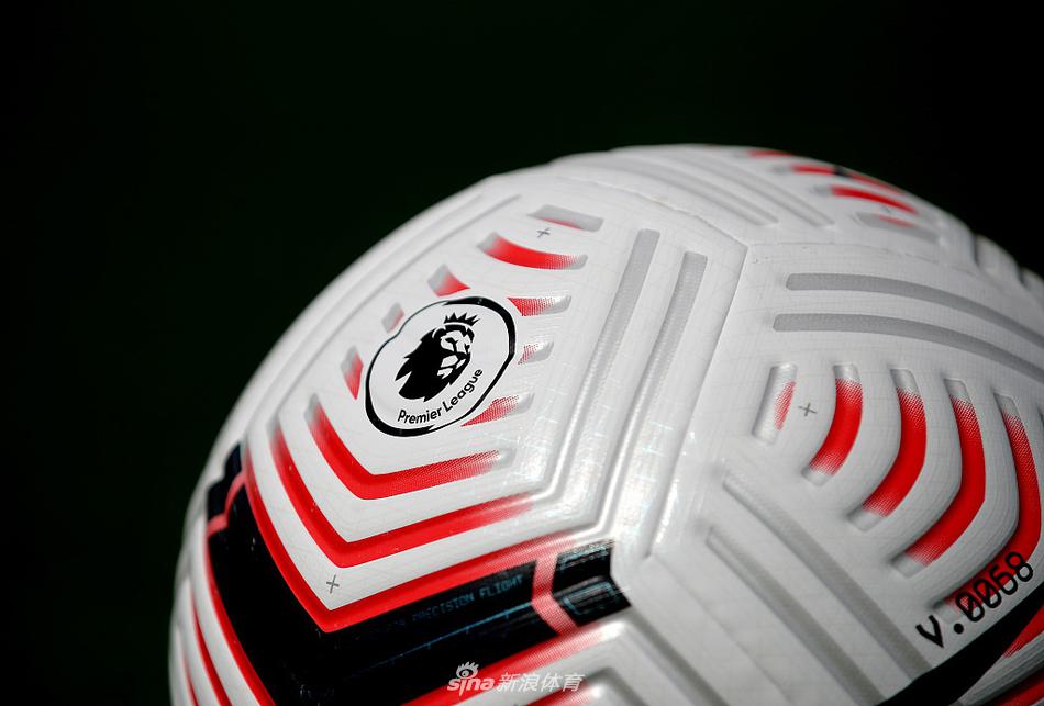 最终，一切回归宁静。这款即将见证无数荣耀时刻的官方用球，被放置在场边的角旗杆旁，背景是空荡的看台，但它身上跃动的色彩却仿佛在描绘着未来数月这里将上演的喧嚣与疯狂。