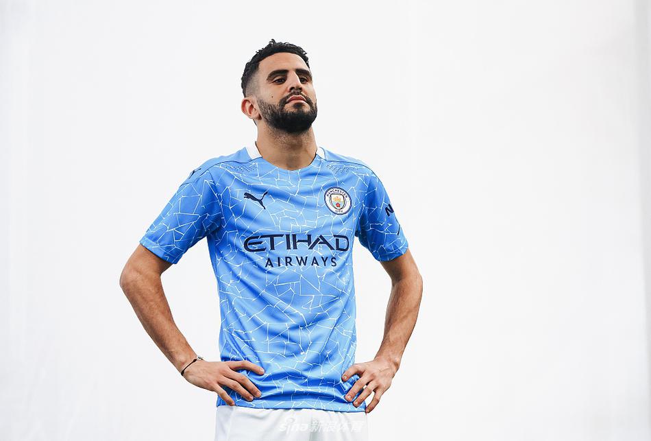 多名球员在布光精美的棚内围成一圈，他们的身影投射在深色的背景布上，新球衣背后印有的名字在光影中若隐若现。这不仅仅是合影，更像是一曲关于团结与兄弟情谊的无声诗篇，象征着蓝月军团拧成一股绳的强大力量。