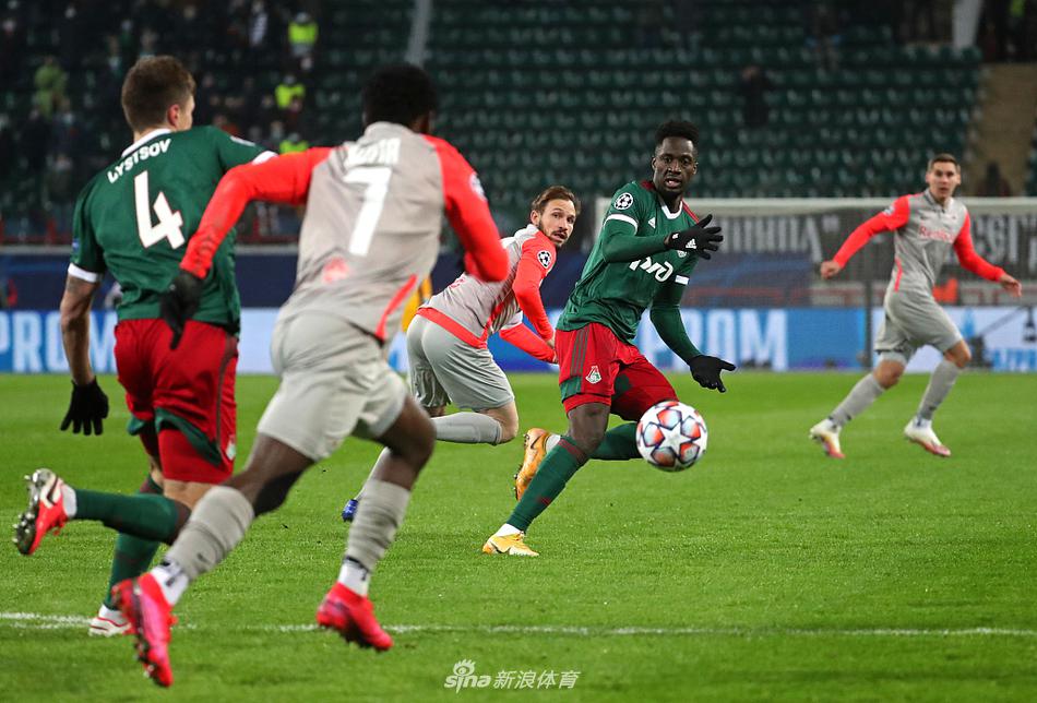 在莫斯科寒冷的冬夜，萨尔茨堡红牛队的球员们紧紧相拥，庆祝贝里沙首开记录的进球，冰冷的空气被他们炽热的激情瞬间点燃。