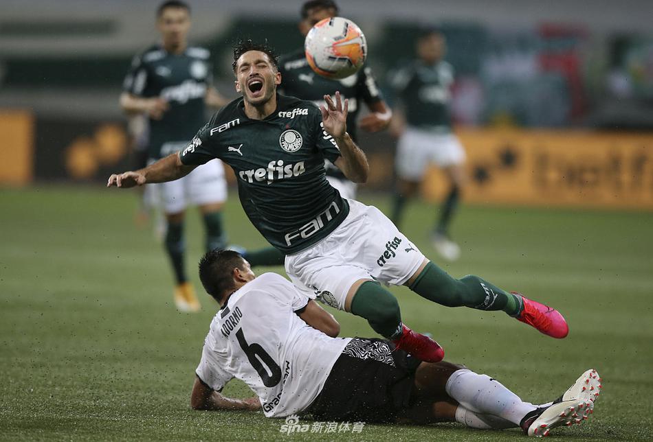 帕尔梅拉斯前锋罗尼在禁区内人群中高高跃起，以一个略显别扭但充满力量感的姿势争顶头球，他的眼神死死锁定皮球的轨迹，展现了南美球员独有的侵略性与柔韧性。