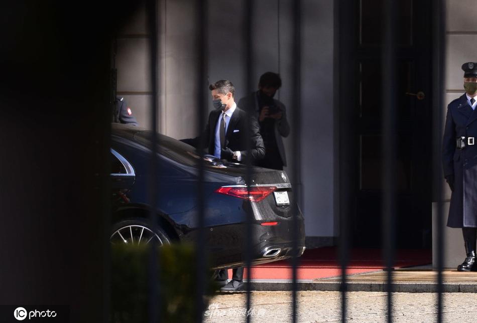 授勋仪式后，莱万多夫斯基手捧勋章证书，脸上洋溢着谦逊而自豪的微笑，向在场人员致意，感谢大家的支持与肯定。