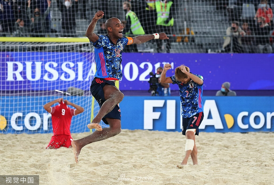 塔希提球员特塔乌伊拉主罚点球瞬间，眼神坚毅如岛民面对风浪