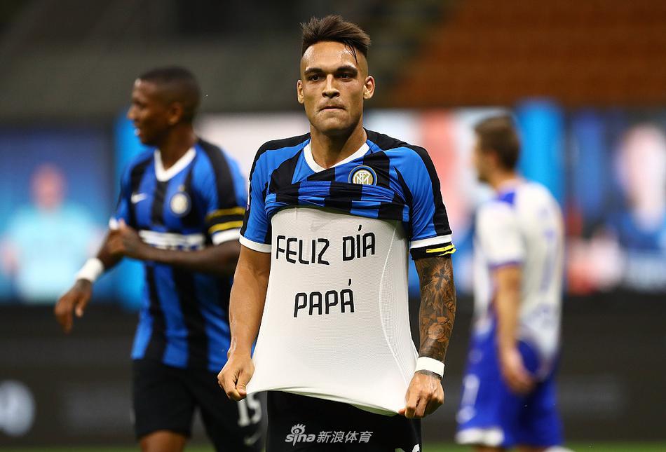 加利亚尔迪尼的一次勇猛放铲带倒了桑普多利亚的拉米雷斯，草屑飞溅中，裁判的哨声即将响起，这是中场绞杀战中一个充满火药味的缩影。