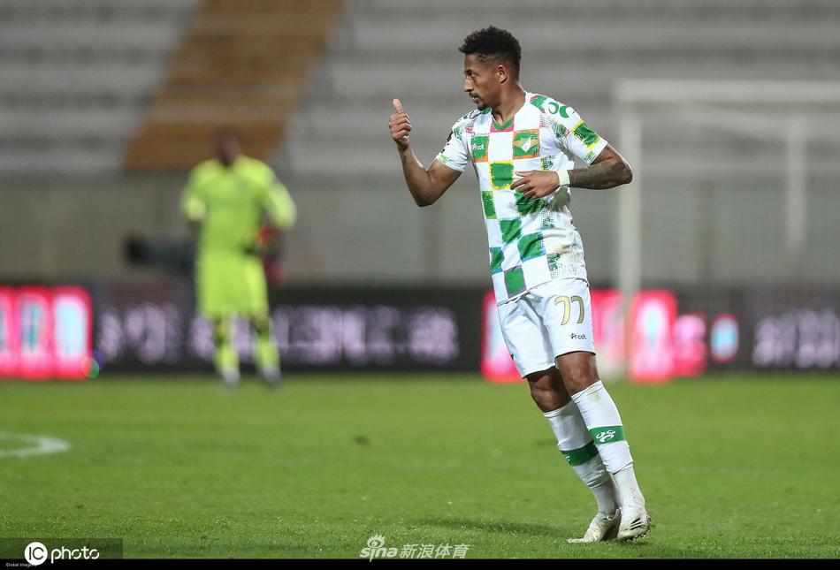 里斯本竞技新援保利尼奥庆祝首球，队友簇拥下挥拳怒吼，这是他为球队打入的处子球