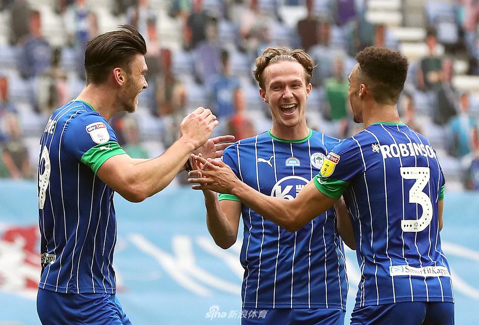 维冈竞技中场核心基兰·道威尔进球后振臂高呼，脸上洋溢着狂喜与难以置信的表情，他的完美帽子戏法成为了这场历史性胜利的最佳注脚