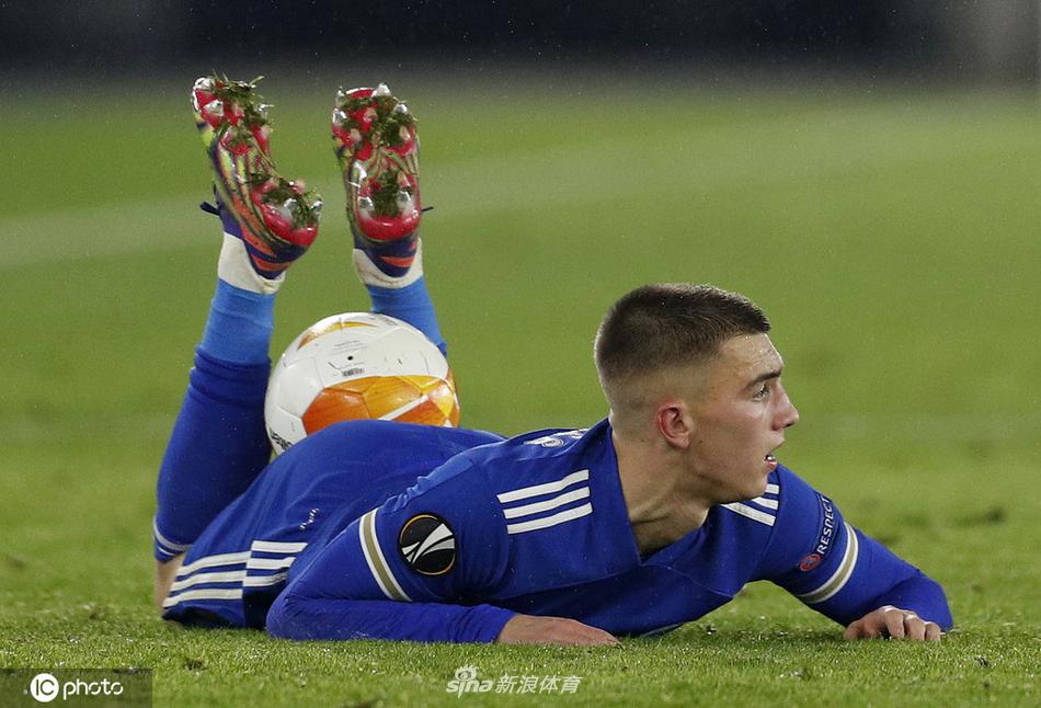 进球功臣云代尔被队友团团围住，土耳其人的脸上洋溢着收获处子球的喜悦与骄傲。