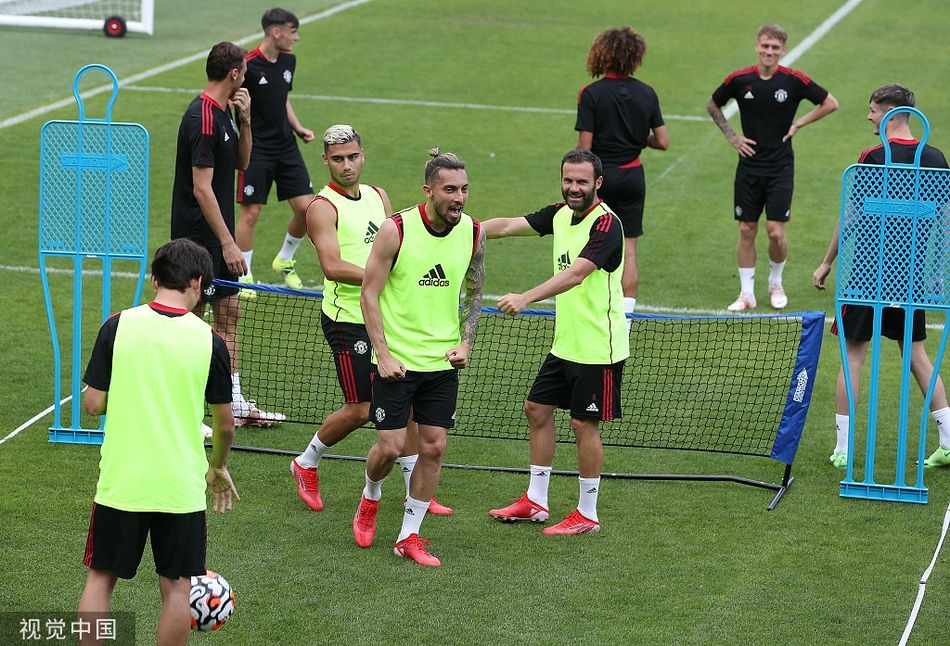 一次多回合的拉锯战后球未过网，场边的汉尼拔和队友们笑得前仰后合，轻松愉快的氛围感染着训练场的每一个人，这一刻他们忘却了压力，尽情享受着足球最简单的快乐。