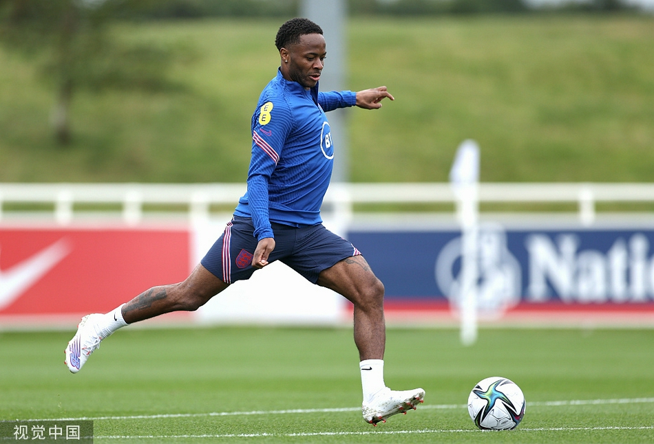 主帅加雷斯·索斯盖特双手插兜，神情严肃地站在训练场边注视着场上的一切。他的身后是即将出征的弟子们，他的目光所及，是通往卡塔尔的道路。