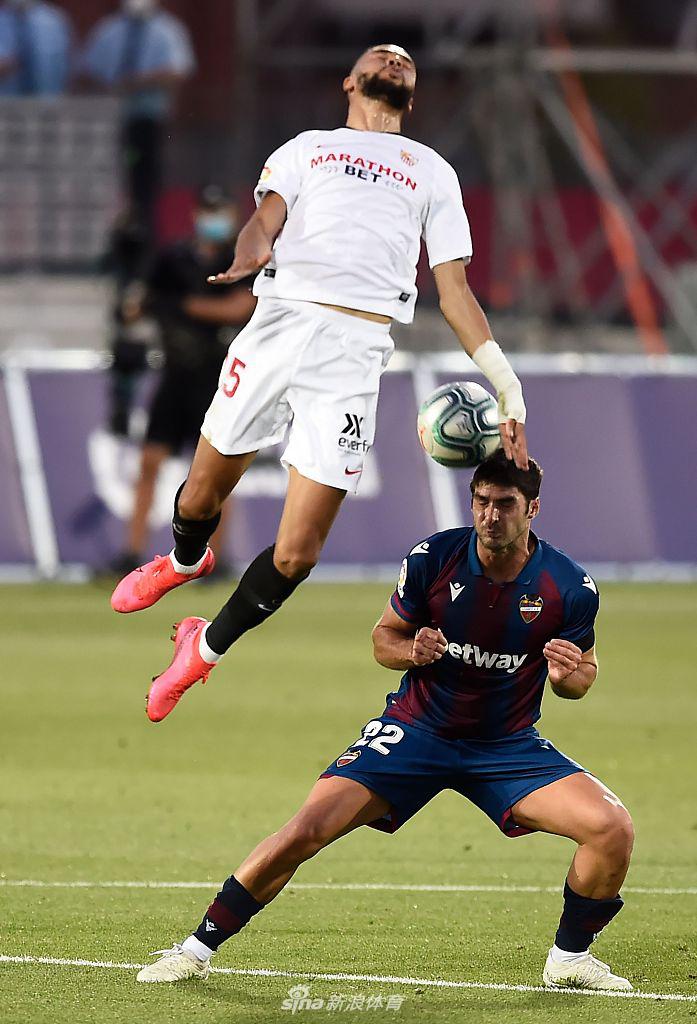 年轻的马约拉尔在对方高大的防守球员面前奋力拼抢，他的积极跑动和穿插是莱万特队在反击中最犀利的武器，给塞维利亚防线制造了持续不断的麻烦。