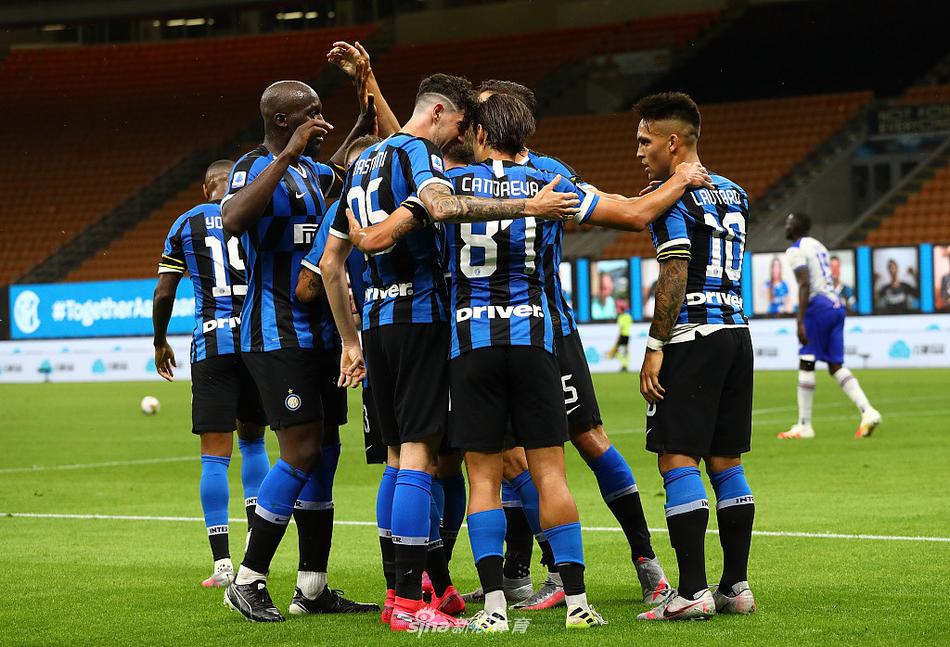 卢卡库在禁区内用他强壮的身体与对方后卫科莱展开激烈拼抢，这不仅是力量的碰撞，更是意志的较量，每一次争位都为球队争取着宝贵的进攻空间。