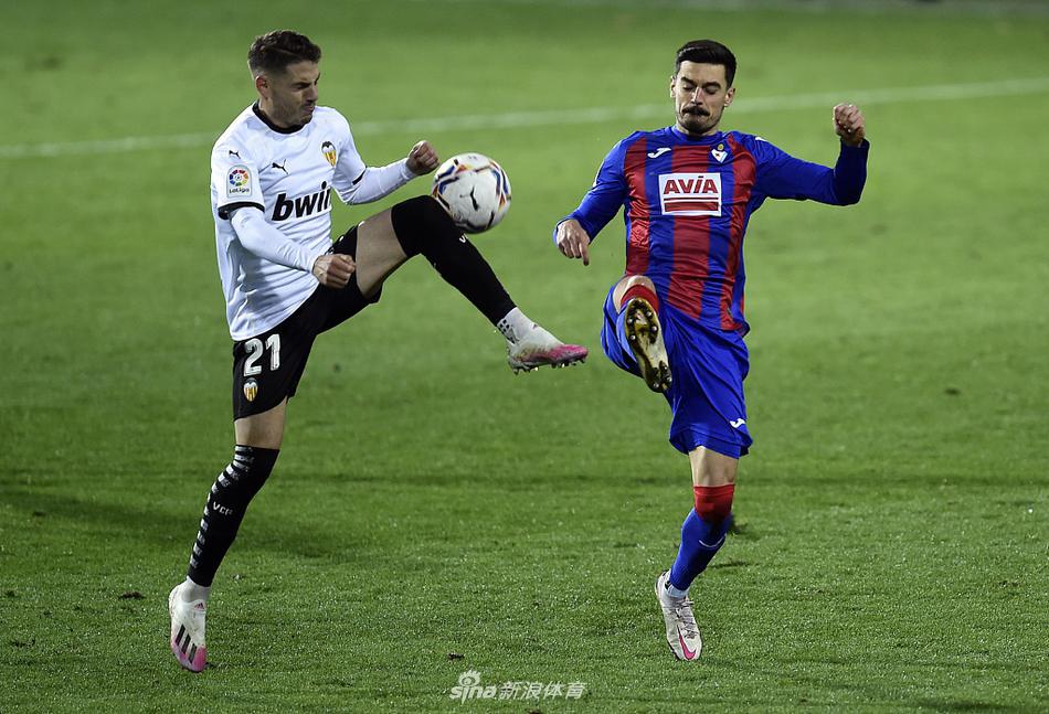 全场比赛结束，埃瓦尔球员恩里奇难掩失望之情，低头不语，与对手的淡定形成鲜明对比