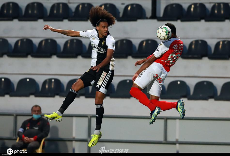 利比亚中场穆斯拉蒂在人群中高高跃起头球破门后，双拳紧握，面部肌肉因激烈的呐喊而绷紧，周围的布拉加队友们飞奔向他的身边，这粒进球点燃了客队替补席的激情。