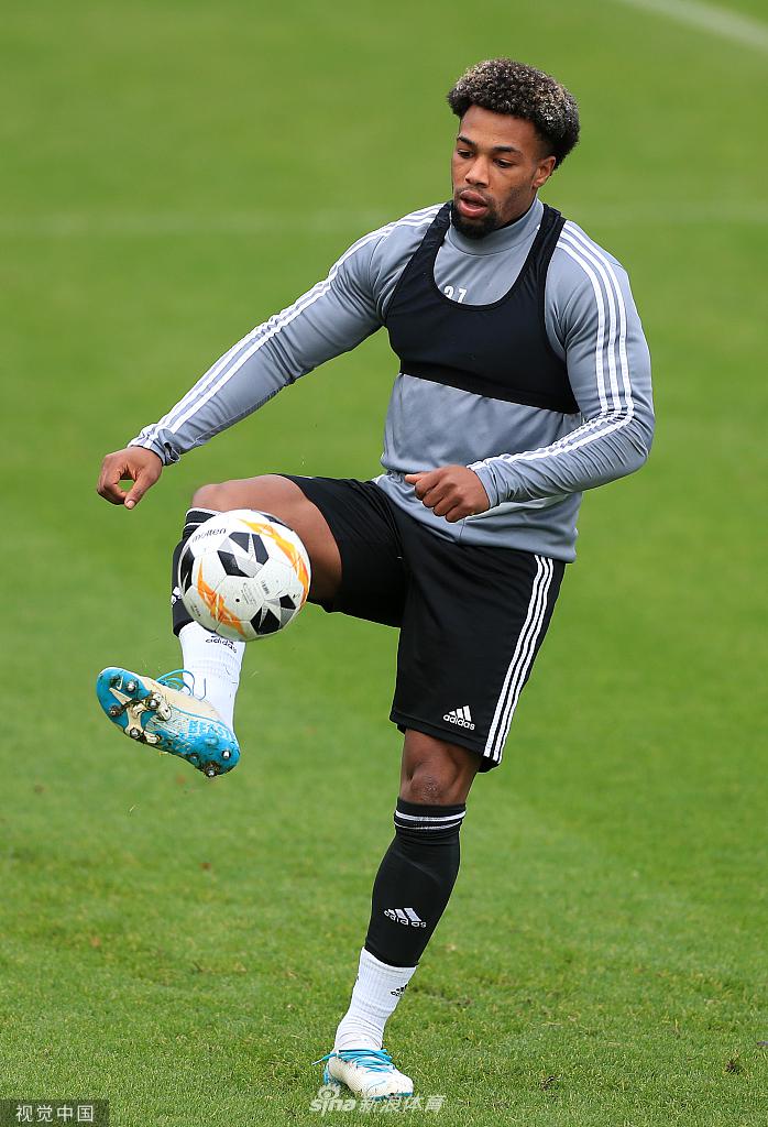 主帅努诺·桑托在发布会上眉头微蹙，眼神深邃地望向前方，手中似乎正在比划着战术，将赛前的压力与对胜利的渴望凝聚在这安静的一瞬间。