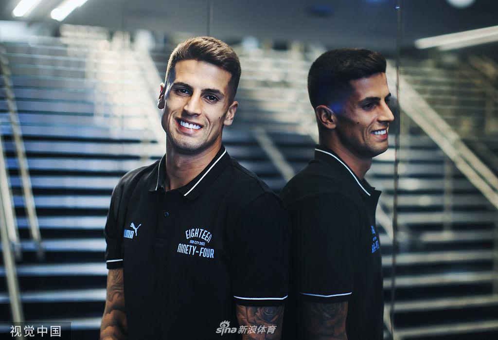 坎塞洛在镜头前展示精湛的颠球技巧，足球仿佛黏在脚上，预示着他细腻的技术将为曼城边路带来全新变化。