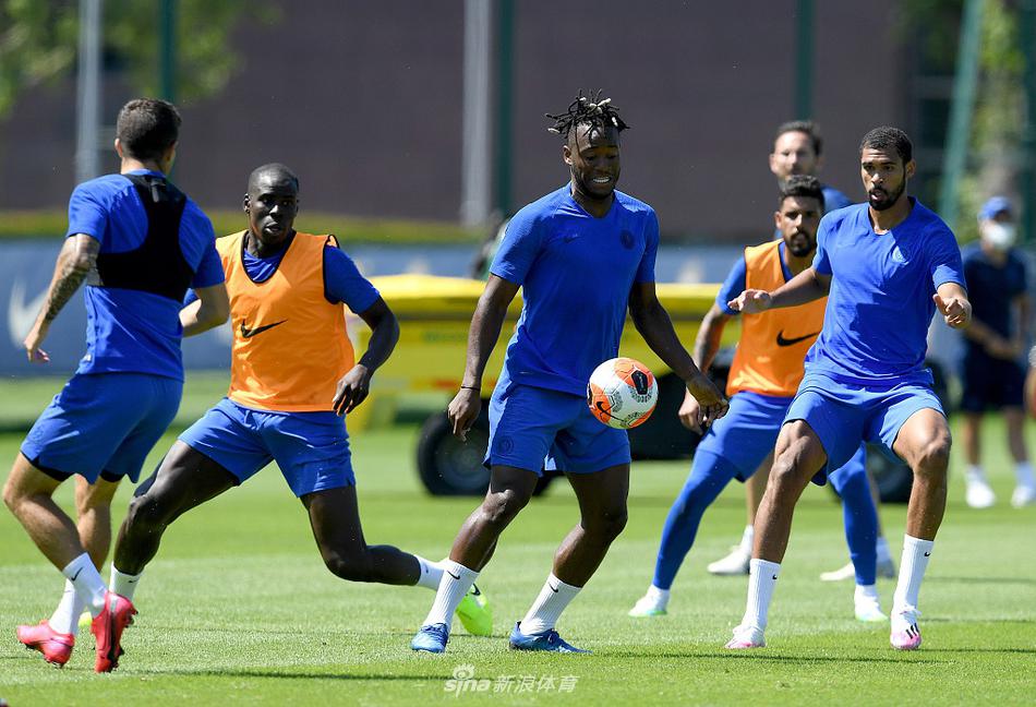 芒特在训练中轻巧地盘带，眼神中透露着与他年龄不符的沉稳，这位兰帕德的爱将正逐渐在科巴姆的草地上兑现自己的天赋。