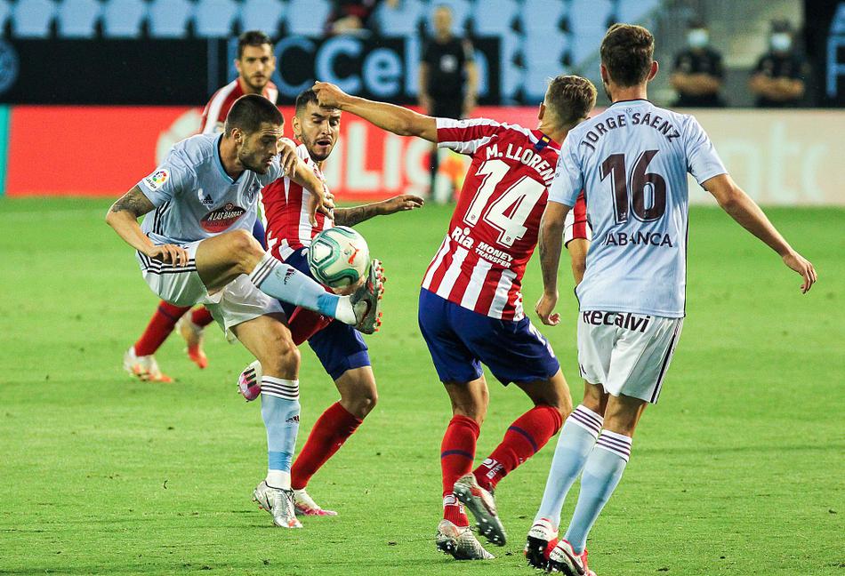 比赛结束后，塞尔塔球员贝尔特兰与队友拥抱庆祝这来之不易的平局，对于志在保级的他们来说，这一分如同胜利般珍贵，喜悦之情溢于言表。