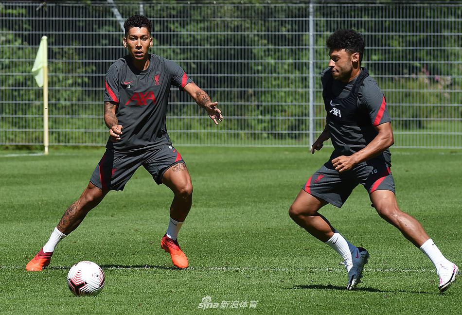 在南野拓实的注视下，两名利物浦球员正在进行激烈的拼抢，训练即是实战，这种每球必争的态度，确保了球队在漫长的赛季中能够始终保持顶级的竞技水平。