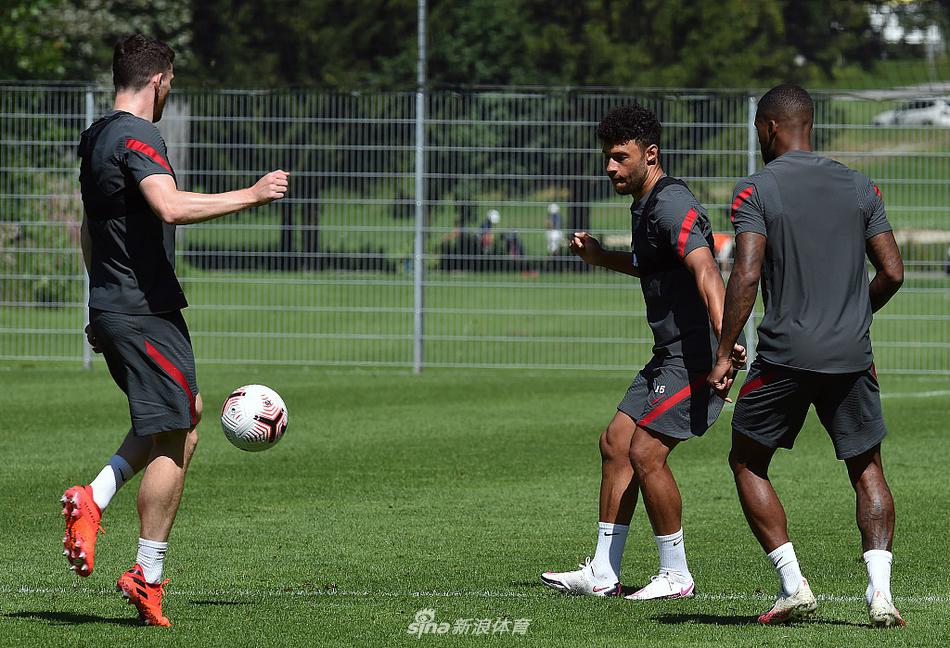 萨拉赫正在进行精细的控球训练，埃及法老的眼神中透露着对胜利的渴望。新赛季，他将继续与马内、菲尔米诺组成令人闻风丧胆的红箭三侠，为卫冕冠军攻城拔寨。