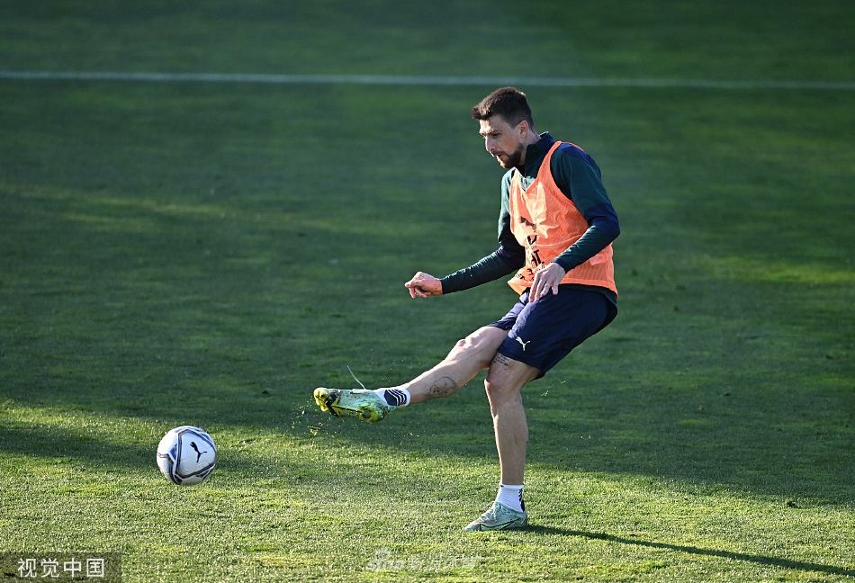 训练结束后，夕阳余晖洒在空旷的绿茵场上，孤独的皮球静静躺在角落，仿佛在诉说着未完的故事与等待书写的未来。