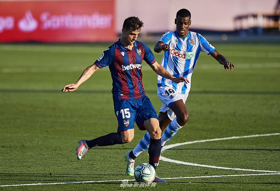 主裁判瓦伦丁·皮萨罗·戈麦斯在比赛中向犯规球员出示黄牌，他表情严肃，手势坚定，身边是两队试图分开的球员，凸显了这场关键战役的紧张与激烈程度。