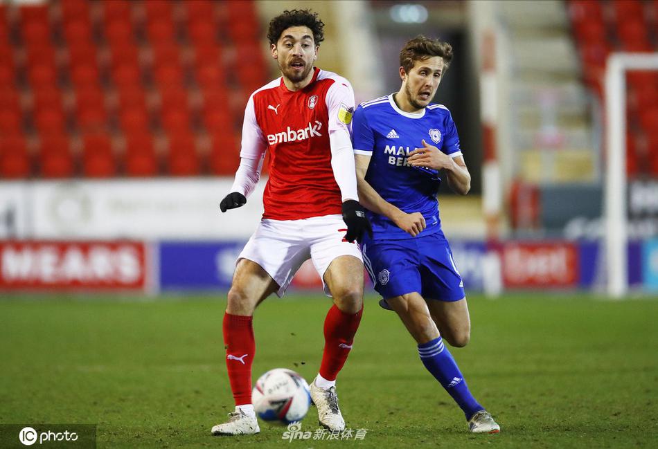 乔·本内特在漫天飞雪中高高跃起，一记势大力沉的头球攻门，皮球如同出膛的炮弹般飞向球门，为球队锁定胜局。