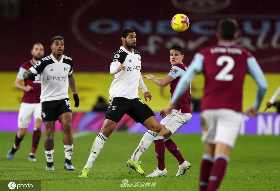 比赛结束哨声吹响，富勒姆球员瘫倒在草皮上，眼中充满迷茫与失落，与看台上欢呼的主队球迷形成鲜明对比