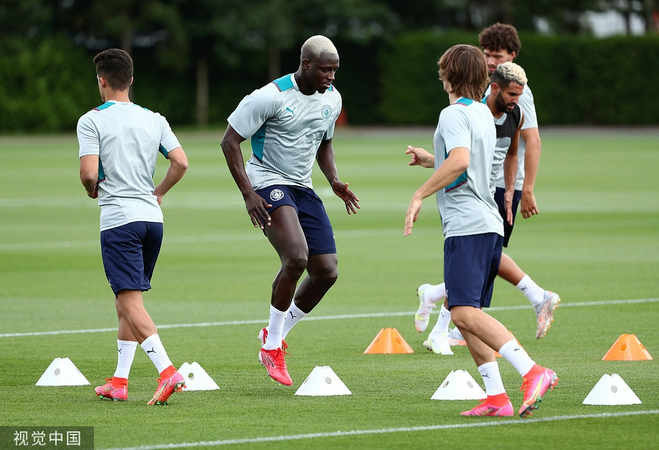 在阳光照耀下，曼城球员们身穿亮眼的白色训练服，在绿茵场上进行慢跑热身，每个人的脸上都带着专注而坚定的神情，仿佛在向新赛季宣告：我们已经准备好了。