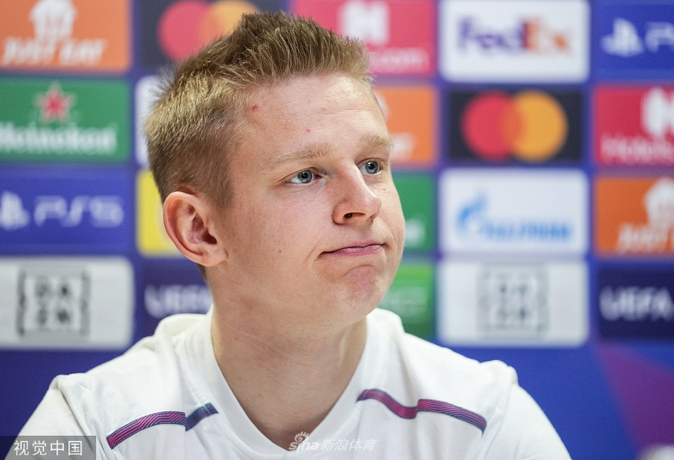 瓜迪奥拉在曼城欧冠赛前发布会上眉头微蹙，眼神深邃地凝视远方，举手投足间透露出战术大师在关键战役前的沉着与思考。