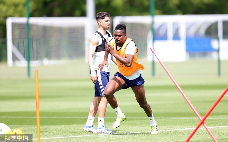 夕阳下，球员们进行冲刺跑训练，身影被拉长，汗水在余晖中闪烁，刻画出一幅充满力量与美感的竞技画卷。