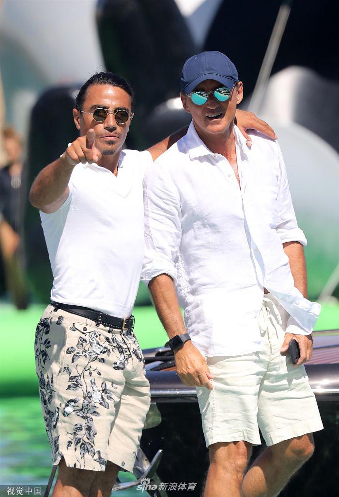 曼奇尼轻揽妻子纤腰，面对镜头两人露出如同热恋情侣般的真挚笑容