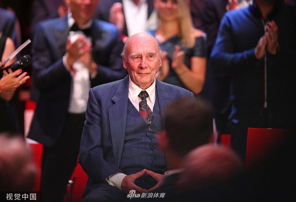 罗本在颁奖现场发表感言，背景可见体育图片报的标识，他的表情专注而真诚，正分享着自己对足球生涯的感悟与感谢。