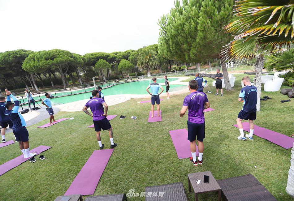 瓜迪奥拉双手插兜站在场边，目光如炬地注视着场上的一举一动，他的战术板上写满了对里昂的针对性部署