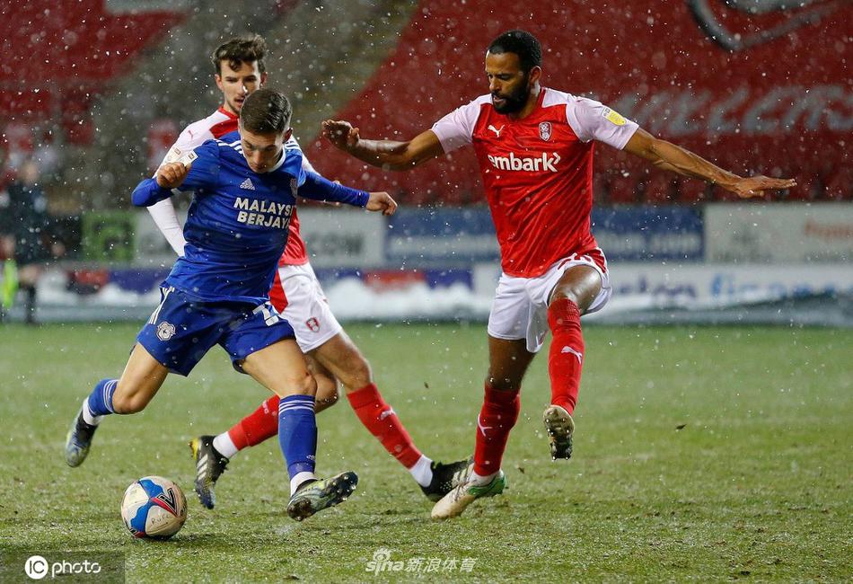 进球后的乔·本内特在雪中激情滑跪庆祝，身后的队友们蜂拥而上，他们在冰冷的雪地上共同庆祝这粒金子般的致胜进球。