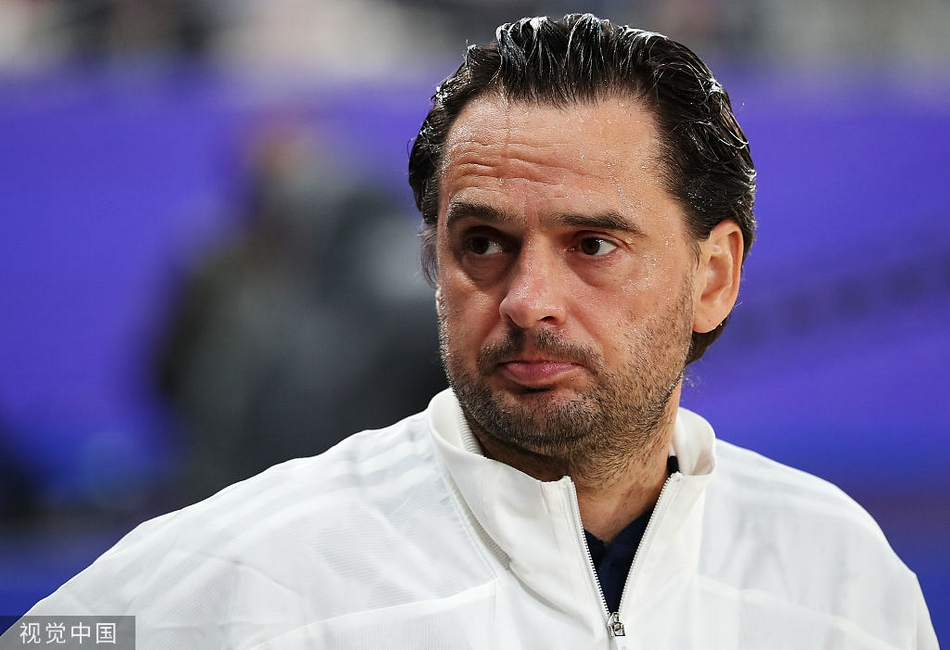 终场哨响后，俄罗斯队门将激动地跪倒在球门前的沙地上，双手指天，队友们则飞奔向他，共同庆祝这场来之不易的胜利