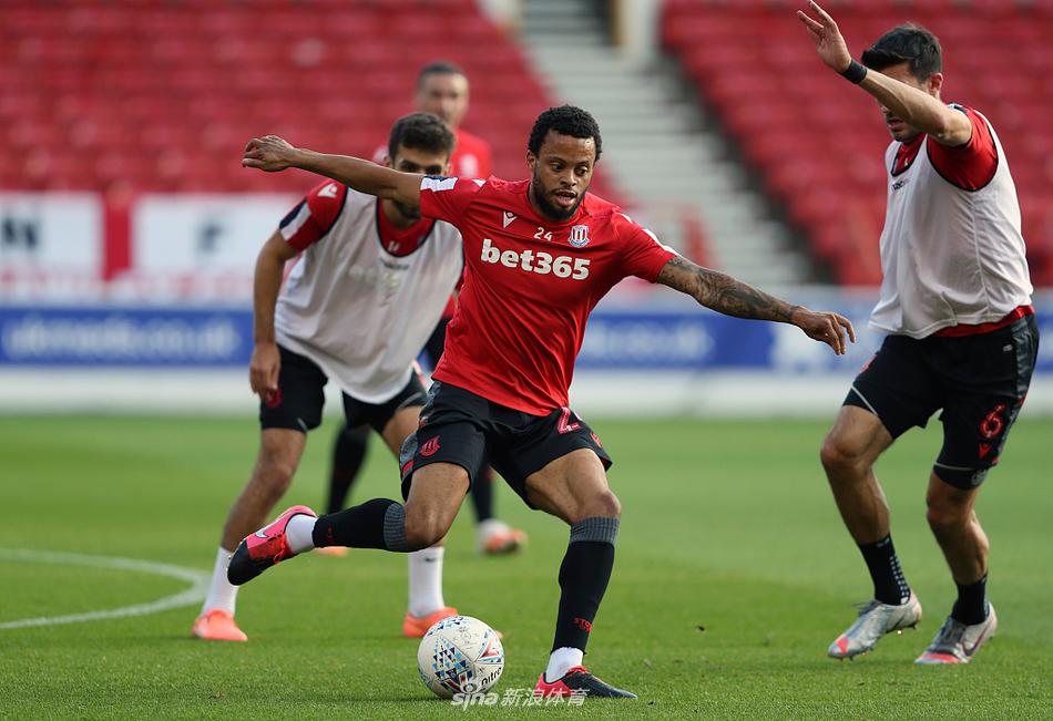 诺丁汉森林球员托比亚斯·菲格雷多张开双臂狂奔庆祝，他的头球破门一度让主场球迷看到逆转的希望，面部表情写满了释放与激动。